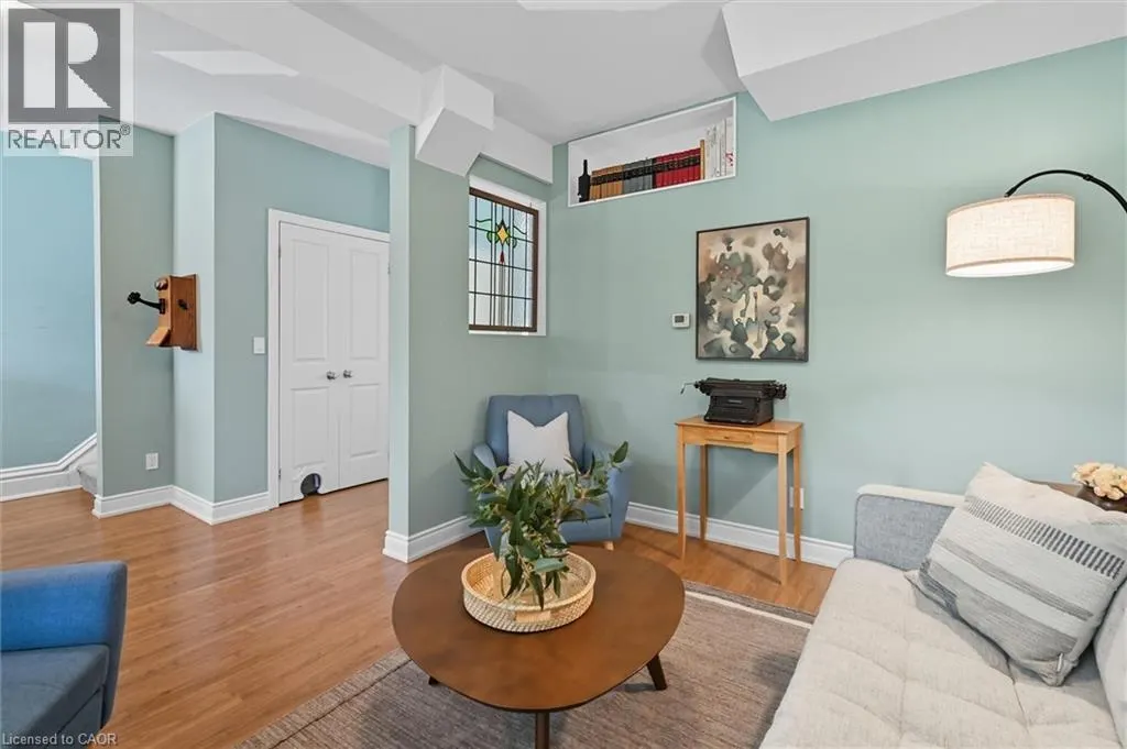 239 ROSSLYN Avenue N