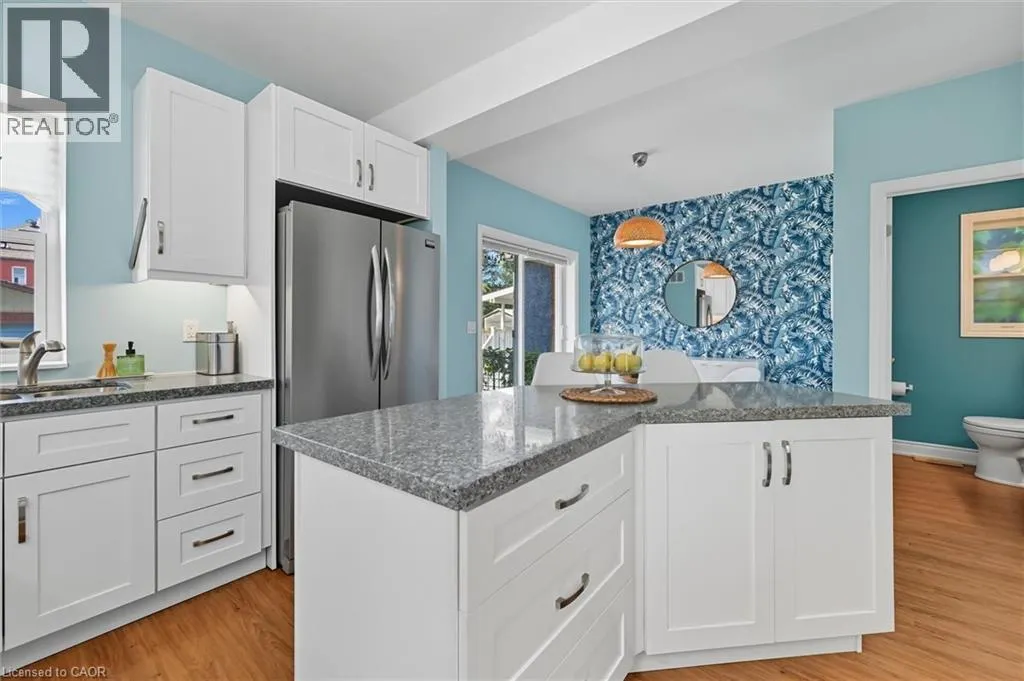 239 ROSSLYN Avenue N