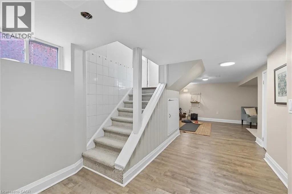 239 ROSSLYN Avenue N