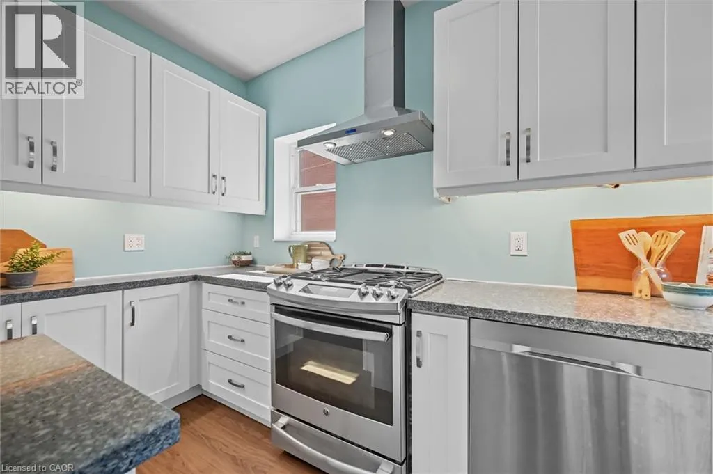 239 ROSSLYN Avenue N