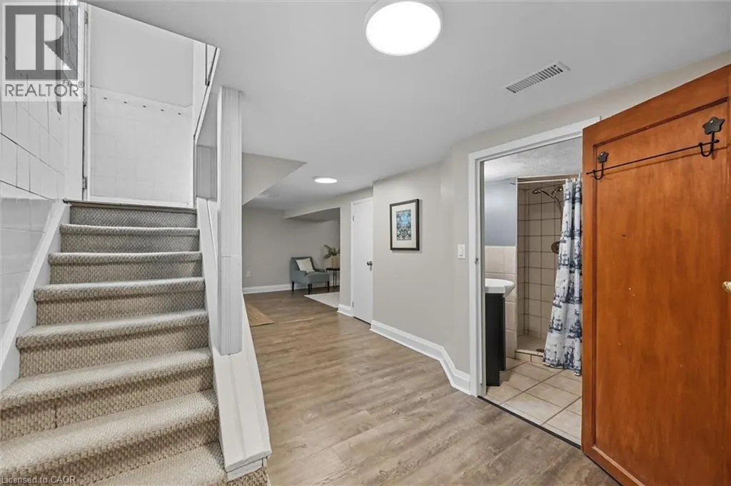 239 ROSSLYN Avenue N
