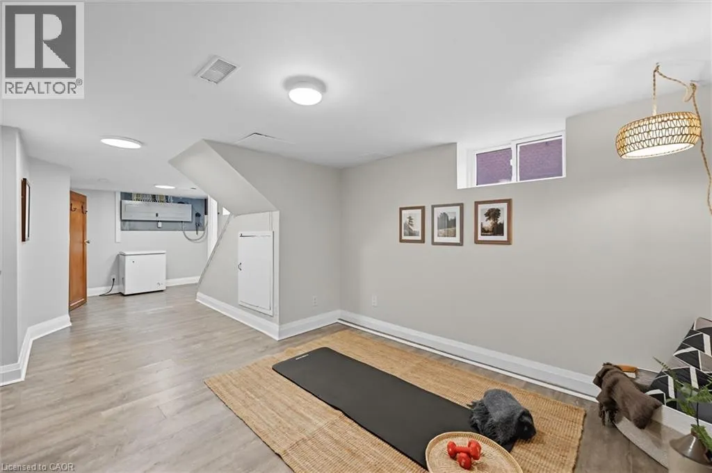 239 ROSSLYN Avenue N