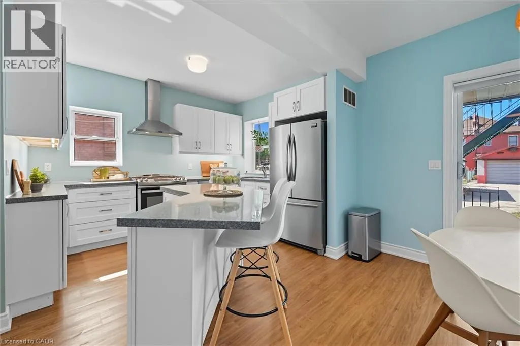 239 ROSSLYN Avenue N