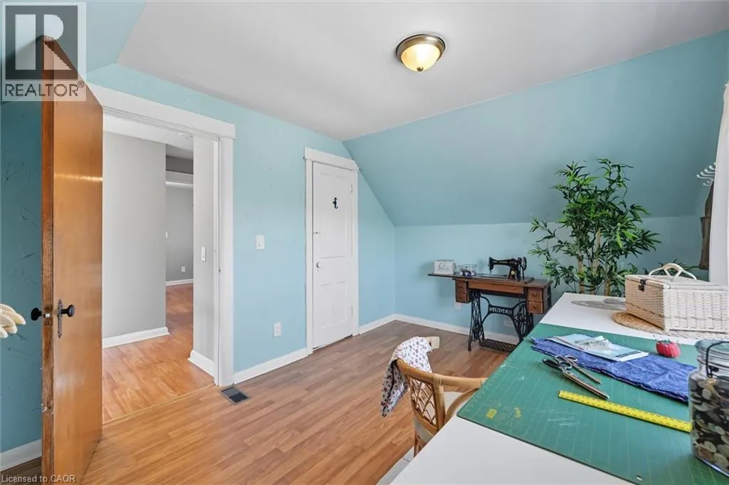 239 ROSSLYN Avenue N