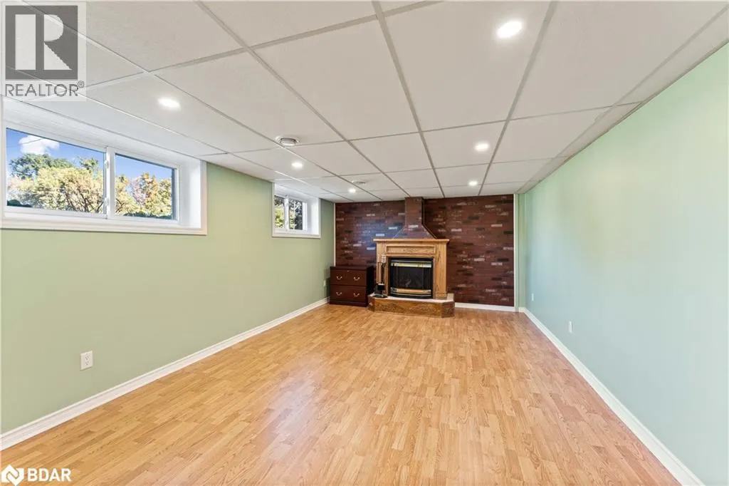 6 SANDSPRINGS Crescent