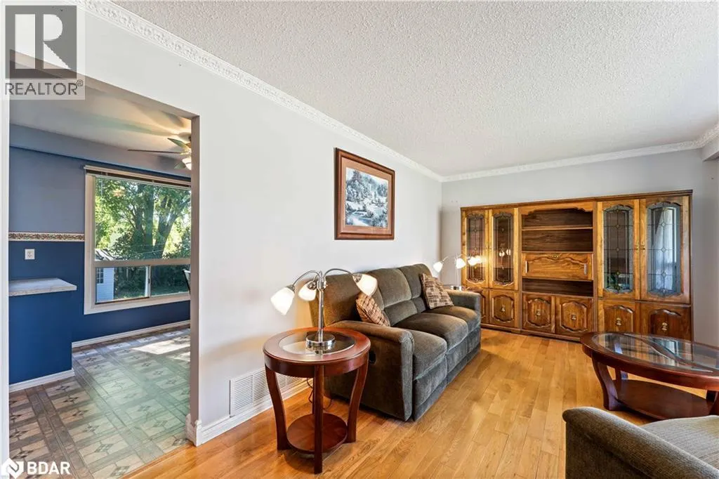 6 SANDSPRINGS Crescent