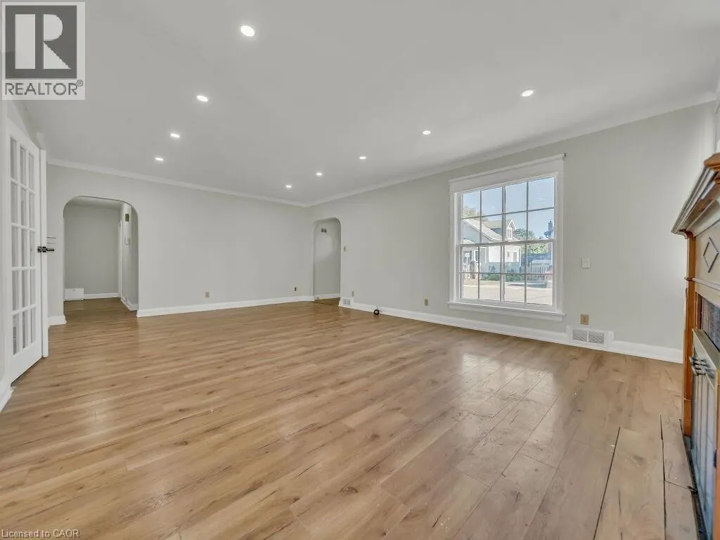 860 VINE Street