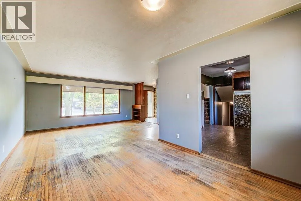 33 EVERGREEN Crescent