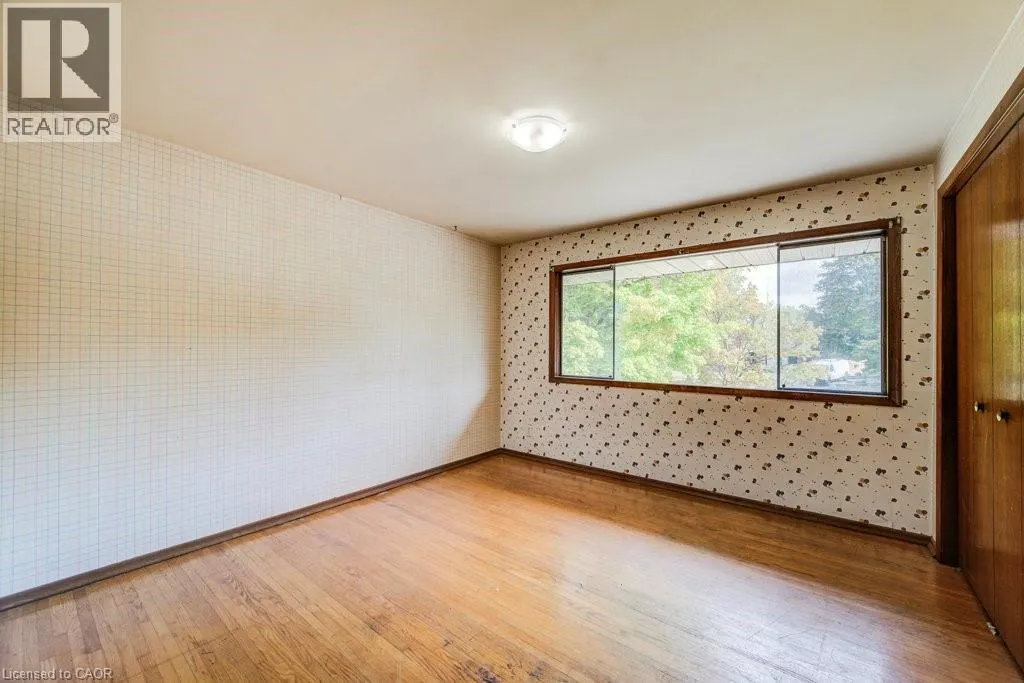 33 EVERGREEN Crescent