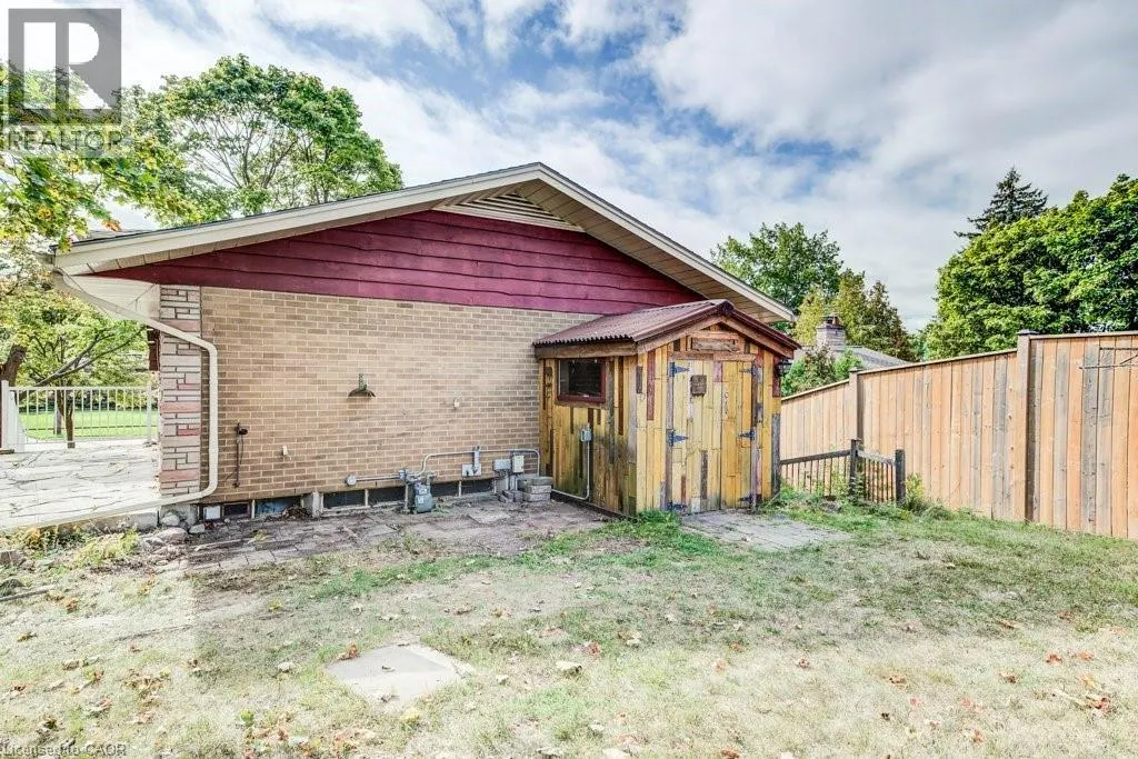 33 EVERGREEN Crescent