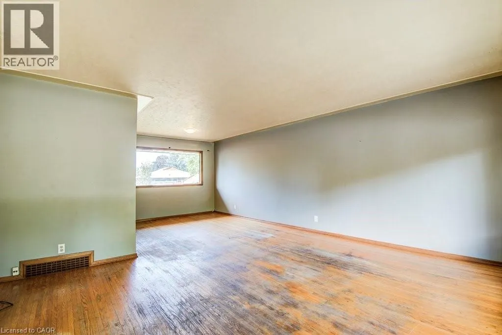 33 EVERGREEN Crescent
