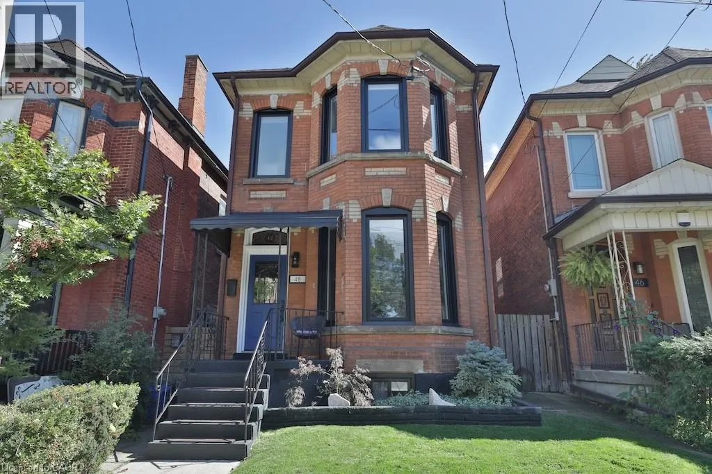 48 PEARL Street N