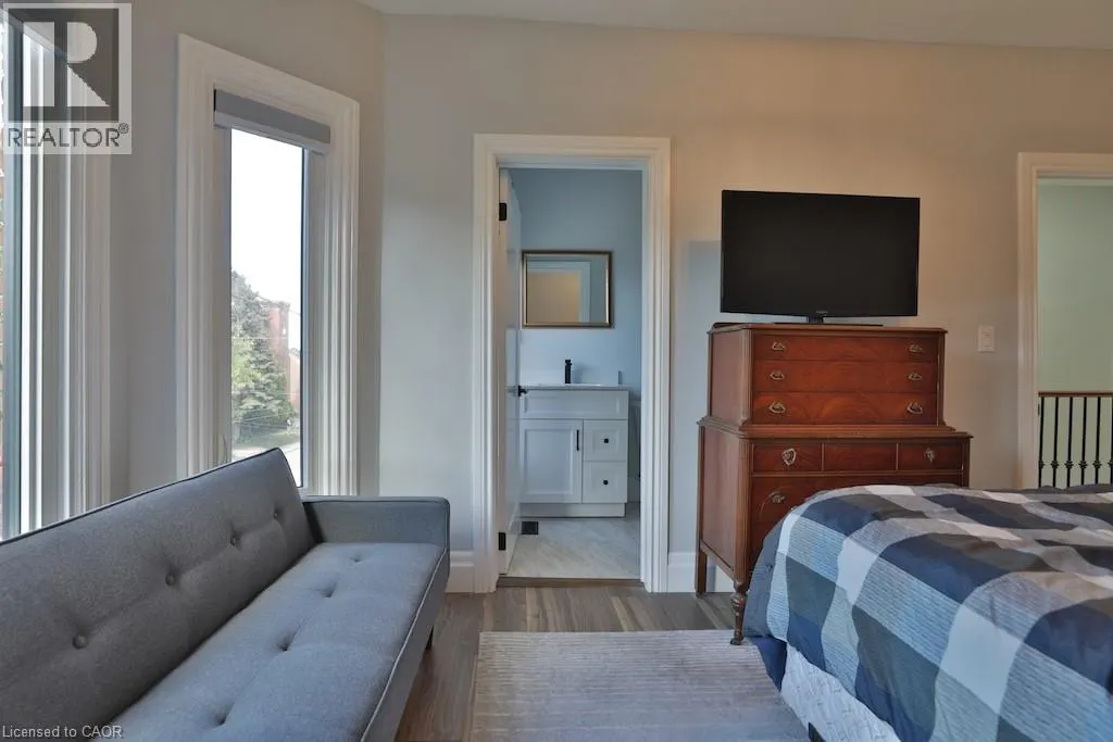 48 PEARL Street N