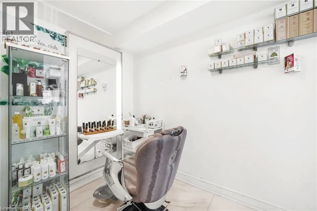559 LAKESHORE Road E
