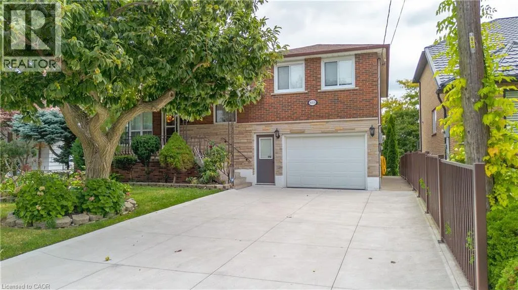 633 ROSSEAU Road