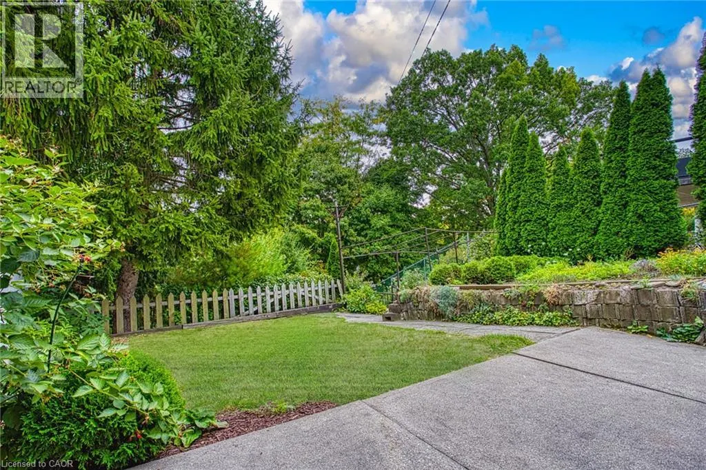 633 ROSSEAU Road