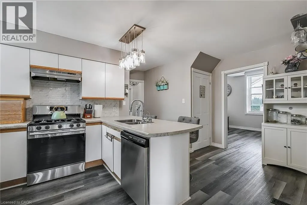 36 JOHN Street W