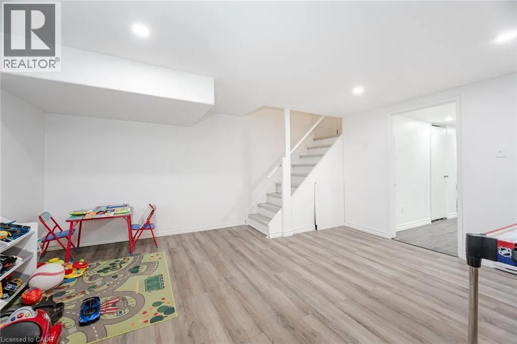 244 KINMOUNT Crescent