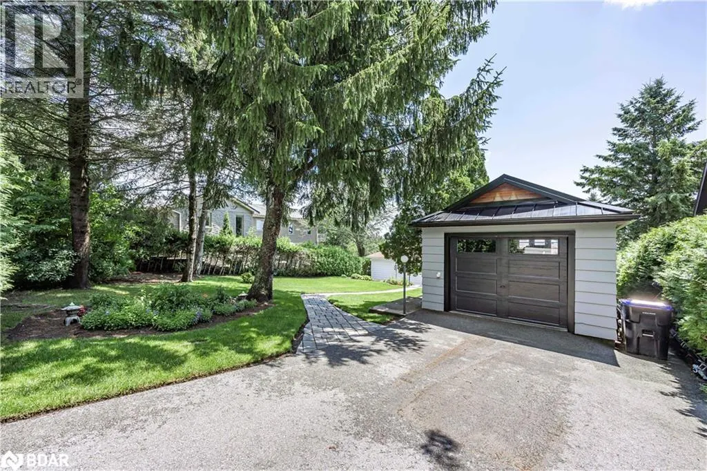 1125 WOODLAND Drive