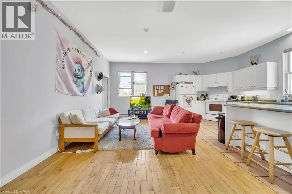 24 COLUMBIA Street W