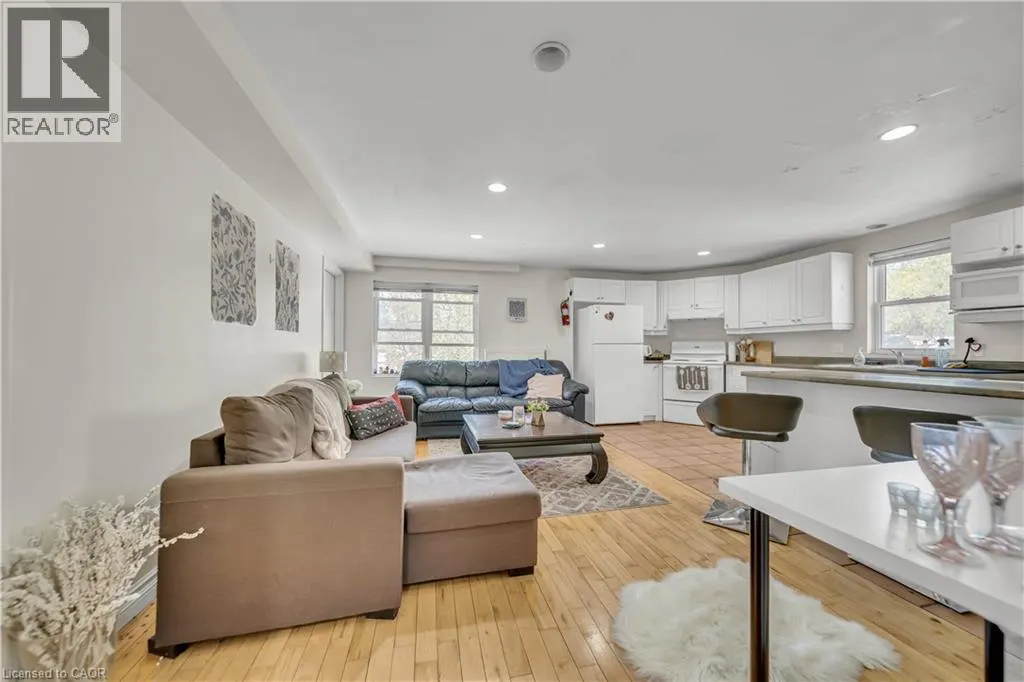 24 COLUMBIA Street W
