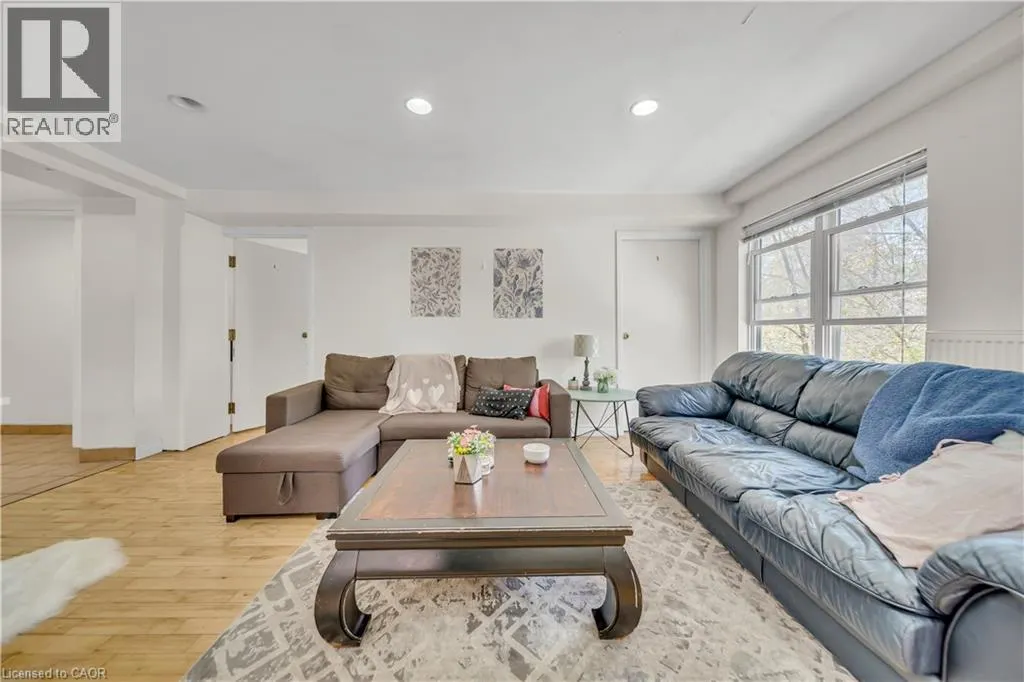 24 COLUMBIA Street W