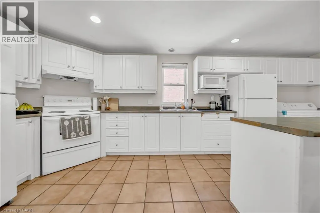 24 COLUMBIA Street W
