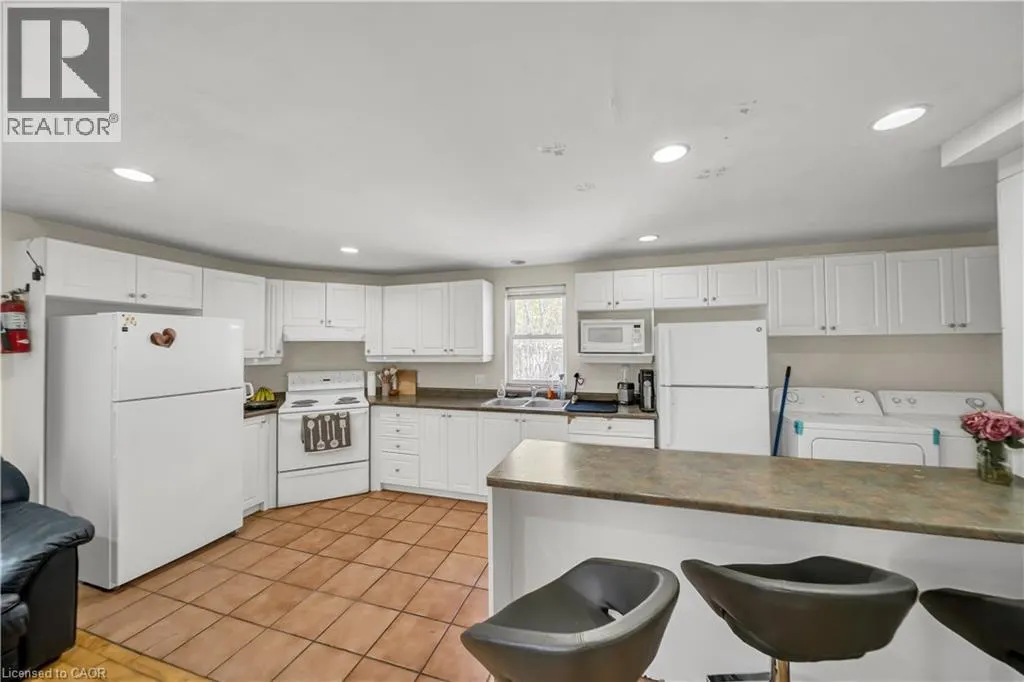 24 COLUMBIA Street W