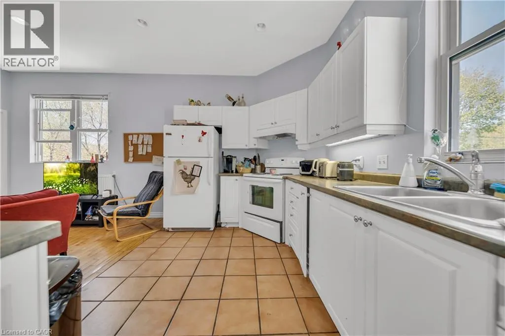 24 COLUMBIA Street W