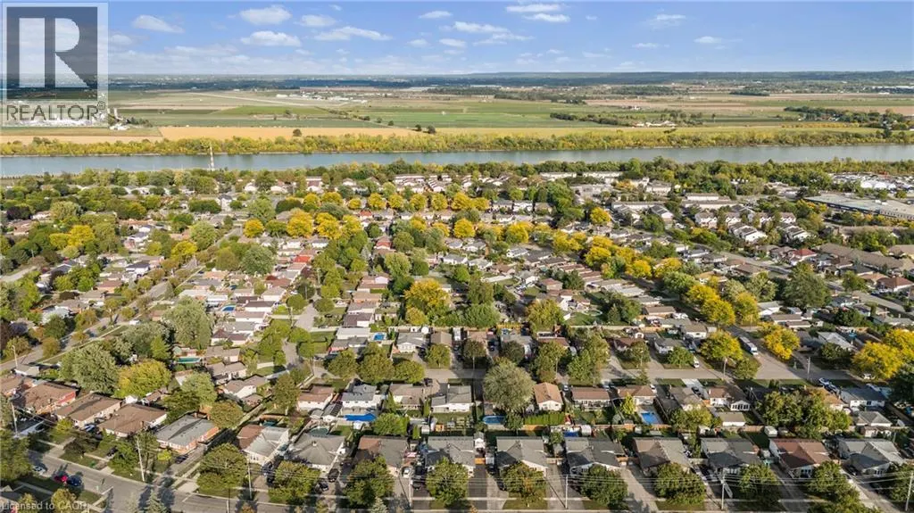 16 ROXBOROUGH Court