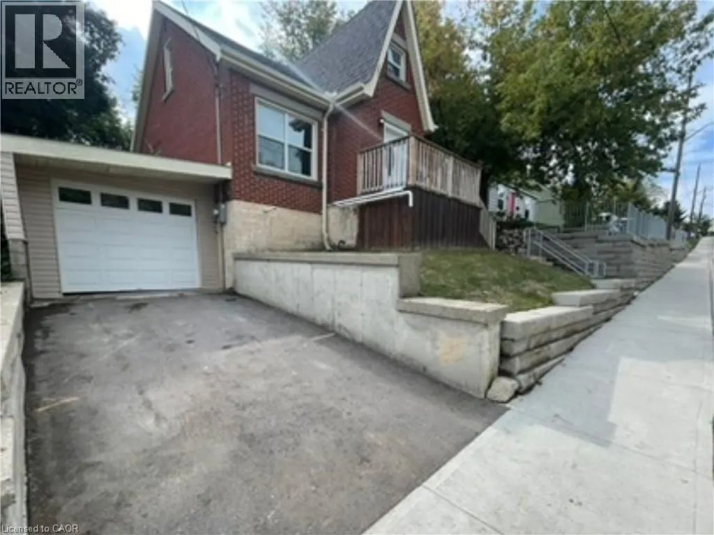 32 DUNDAS Street E