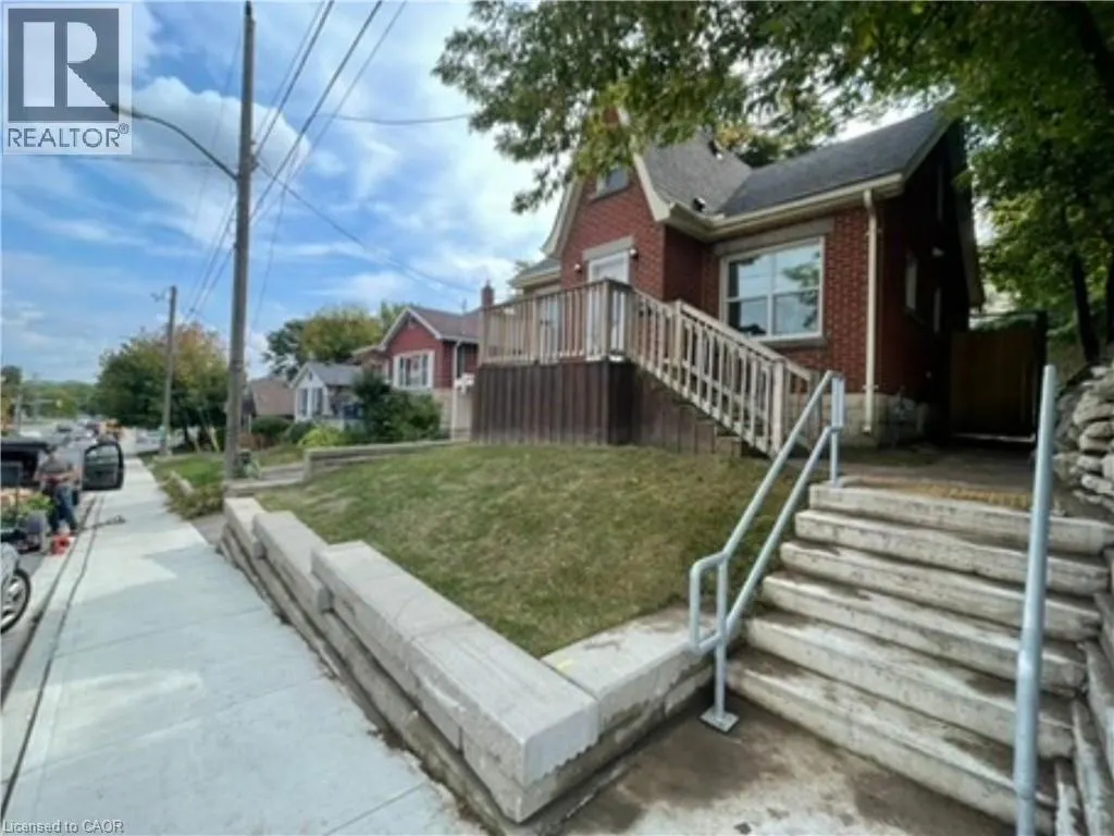 32 DUNDAS Street E