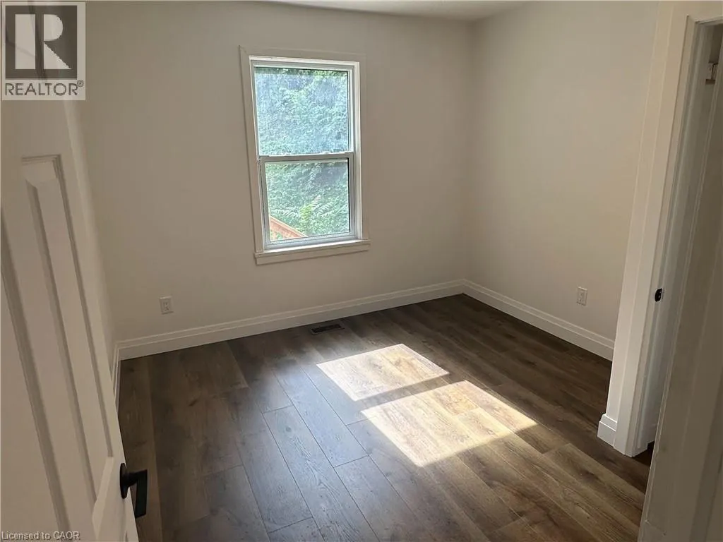 32 DUNDAS Street E