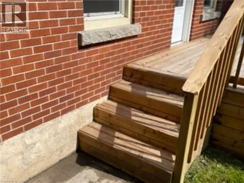 32 DUNDAS Street E