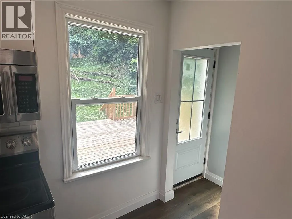 32 DUNDAS Street E