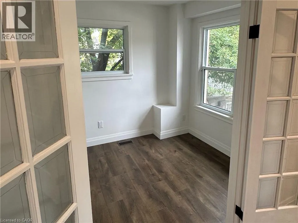 32 DUNDAS Street E