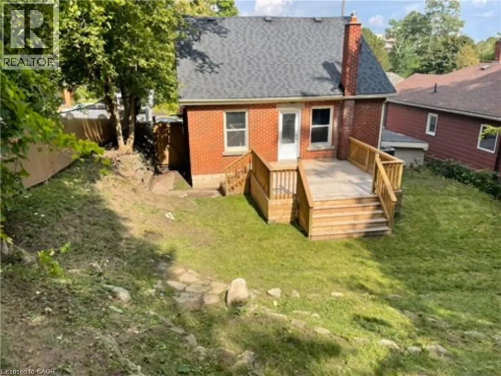 32 DUNDAS Street E