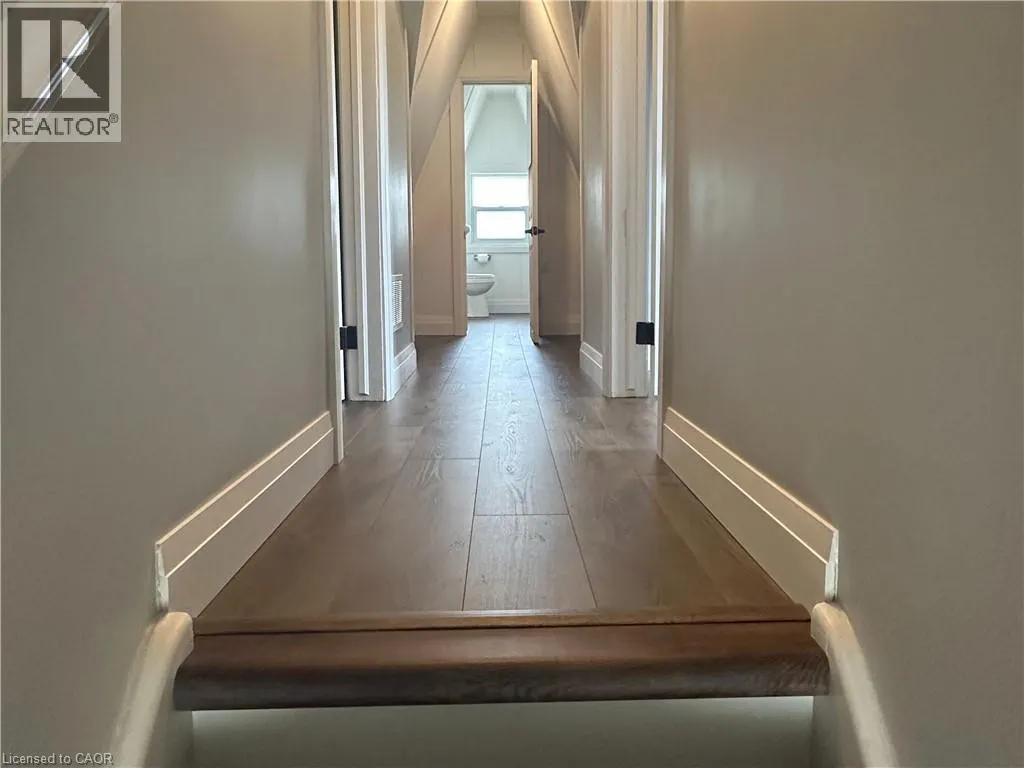 32 DUNDAS Street E