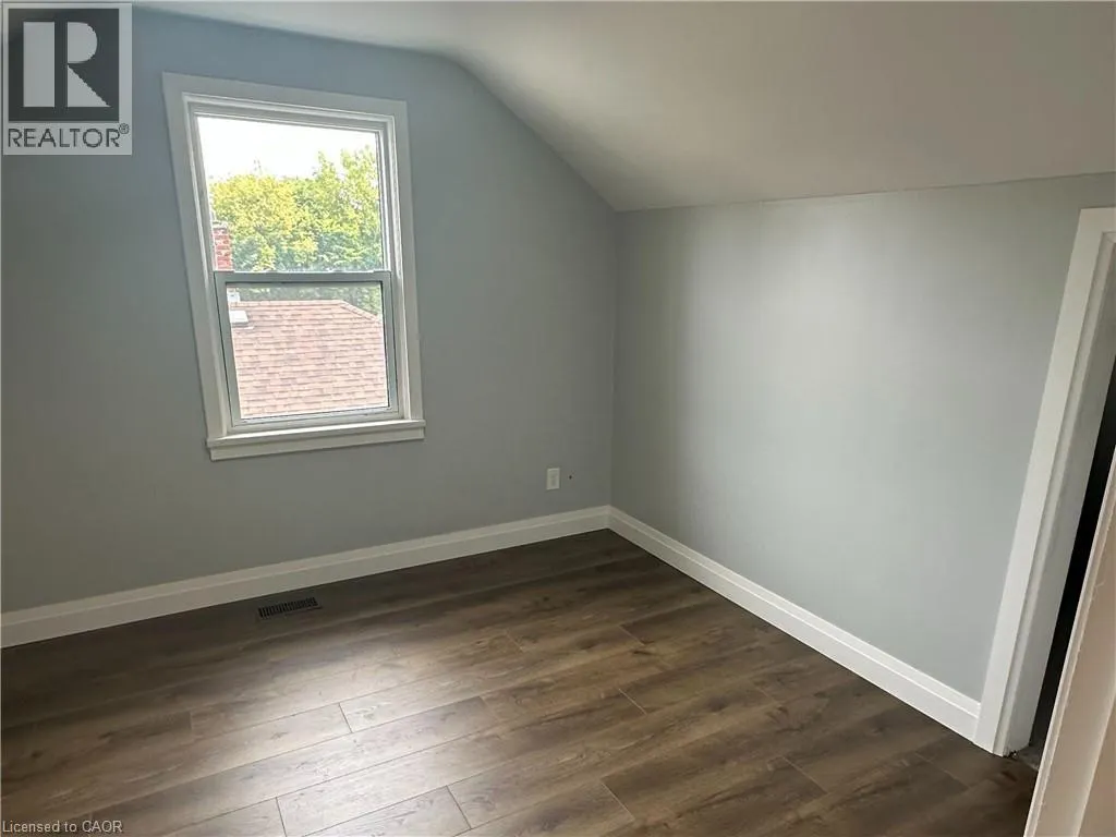 32 DUNDAS Street E