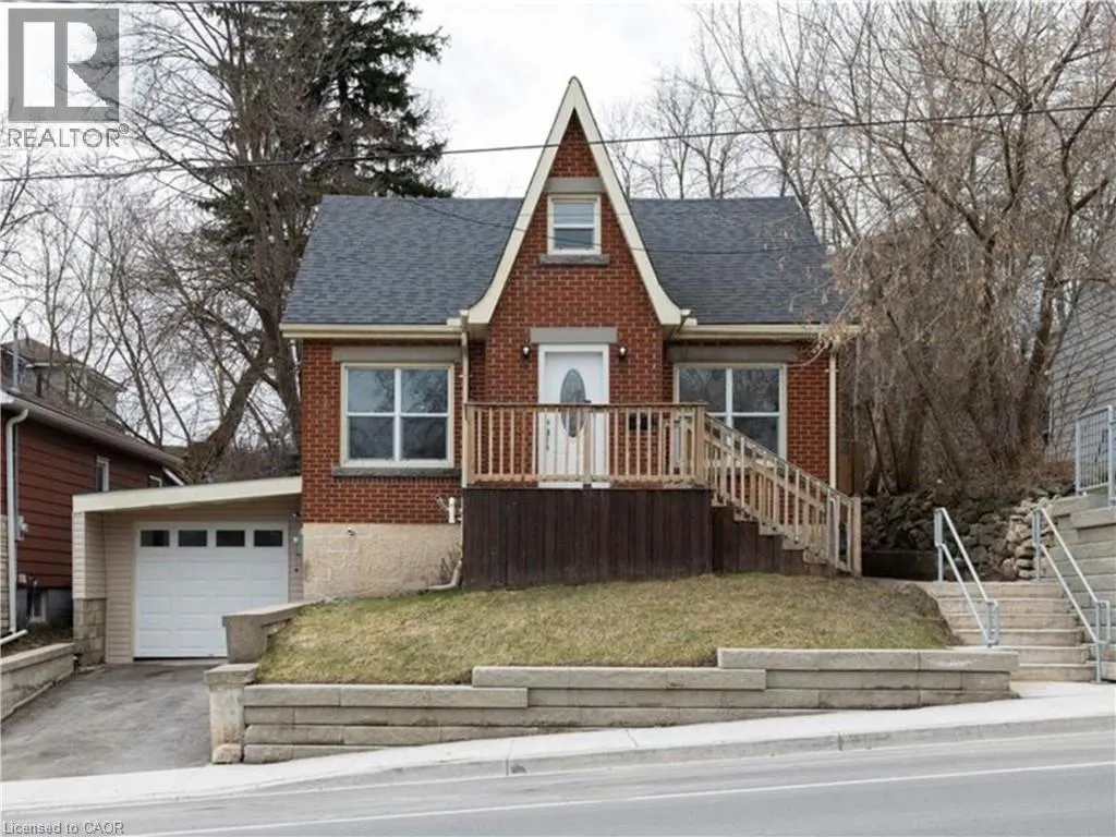 32 DUNDAS Street E