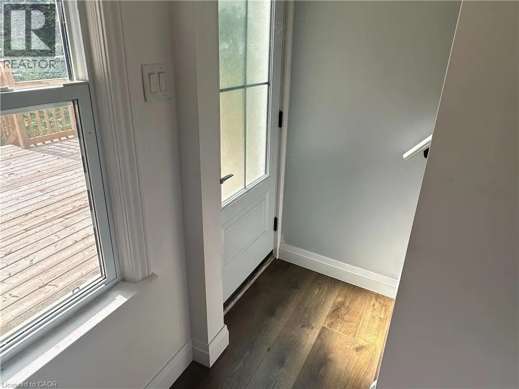 32 DUNDAS Street E
