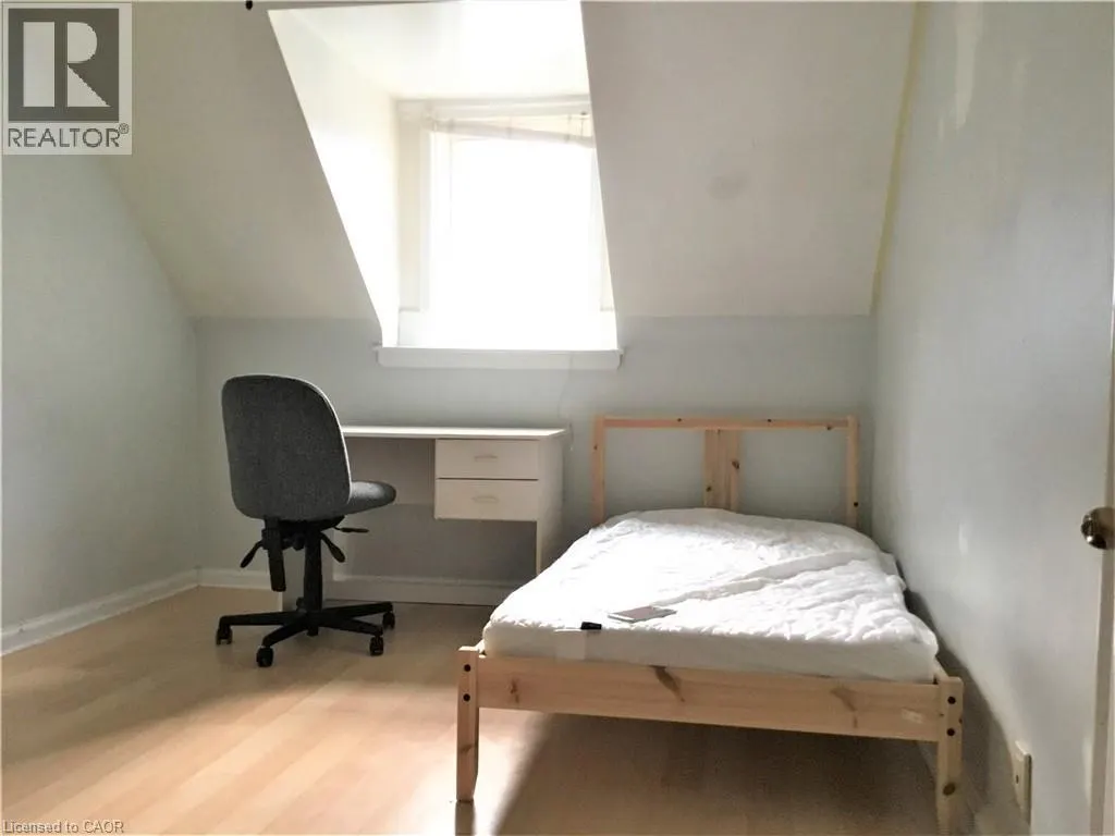 156 BOND Street S