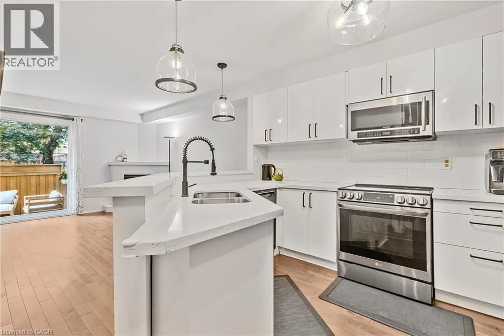 2015 CLEAVER Avenue Unit# 5, #5