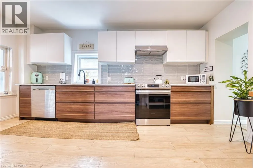 520 ELMA Street W