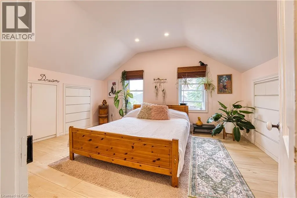 520 ELMA Street W