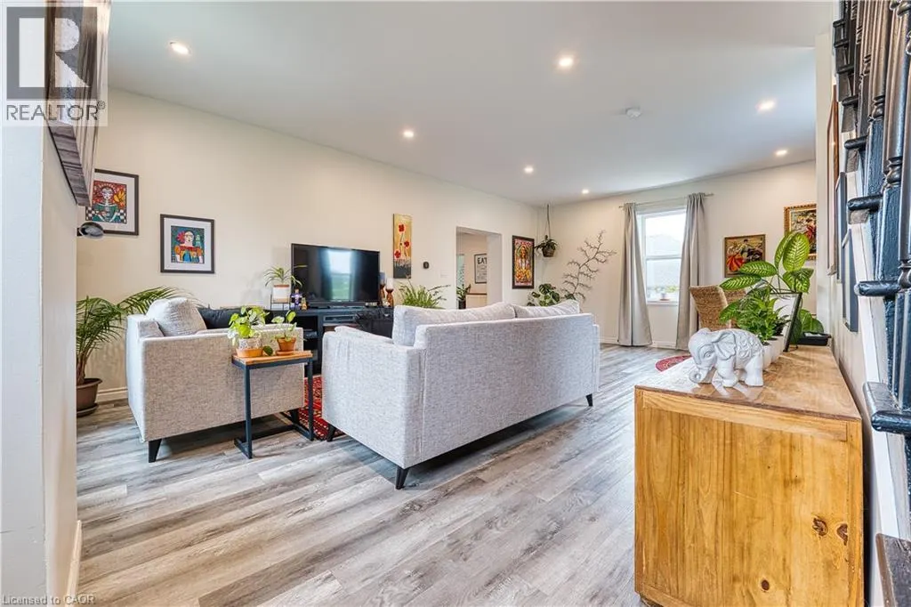 520 ELMA Street W