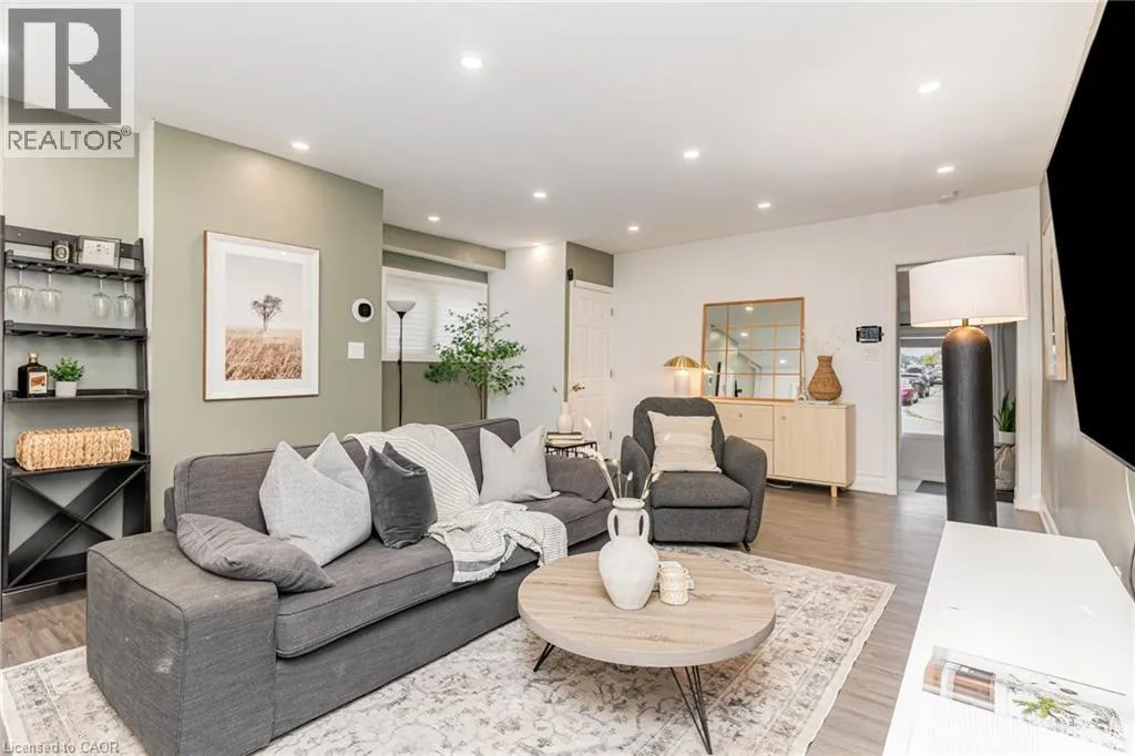 4 ROBINS Avenue