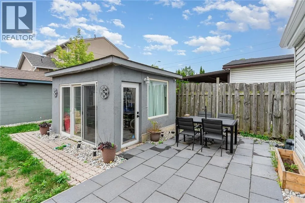 4 ROBINS Avenue