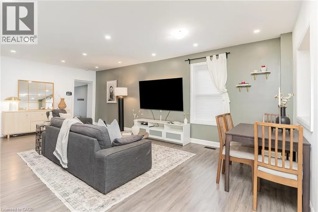 4 ROBINS Avenue