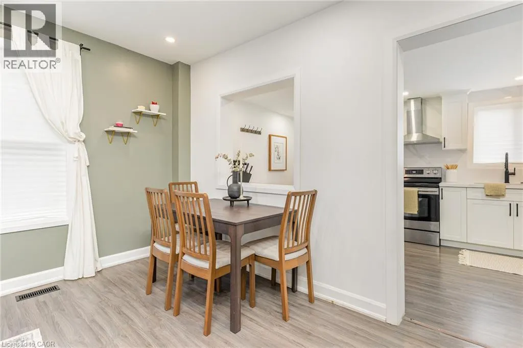 4 ROBINS Avenue